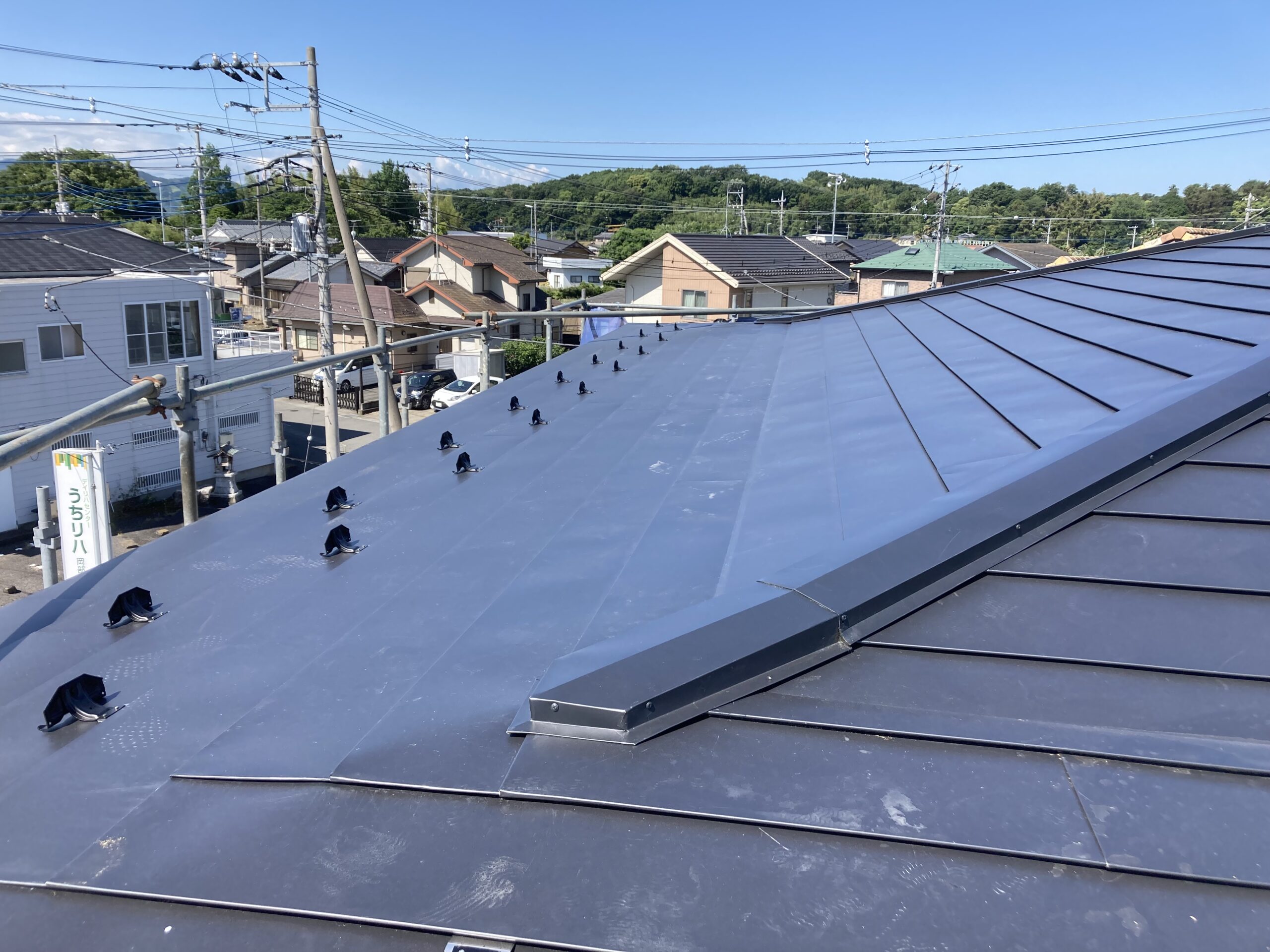 コロニアル屋根の割れやコケ　気になりませんか？